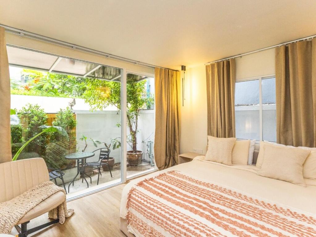 Studio room with private garden in Center Sathorn Studio room with private garden in Center Sathorn