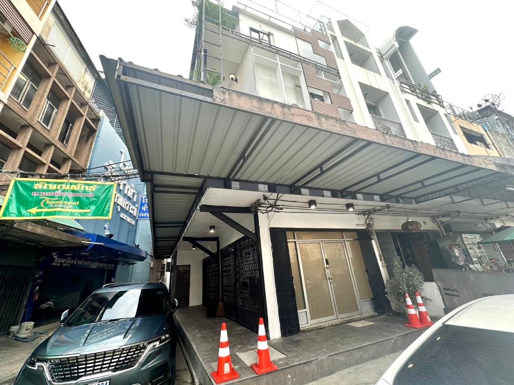 The White Den Chatuchak The White Den Chatuchak