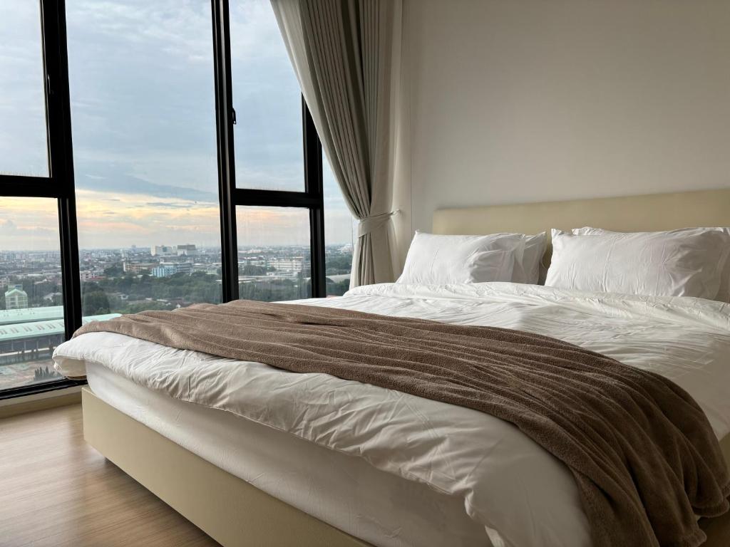 Entire apartment near train station with pool & views Entire apartment near train station with pool & views
