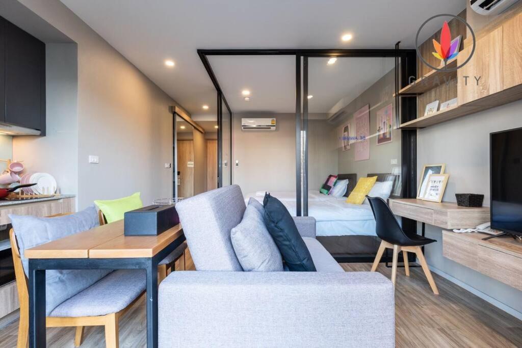 BTS S5 Surasak 900 meters near the Mekong River Pier Free Swimming Pool in Ferris Wheel Night Market Chinese Reception Bangkok Center BTS S5 Surasak 900 meters near the Mekong River Pier Free Swimming Pool in Ferris Wheel Night Market Chinese Reception Bangkok Center