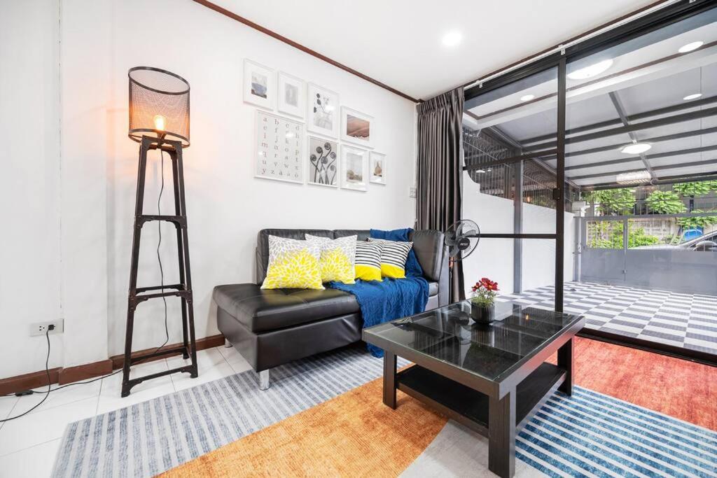 MIQ HK16 - 3BR Huai Khwang MRT with Pool Table near Jodd Fair MIQ HK16 - 3BR Huai Khwang MRT with Pool Table near Jodd Fair
