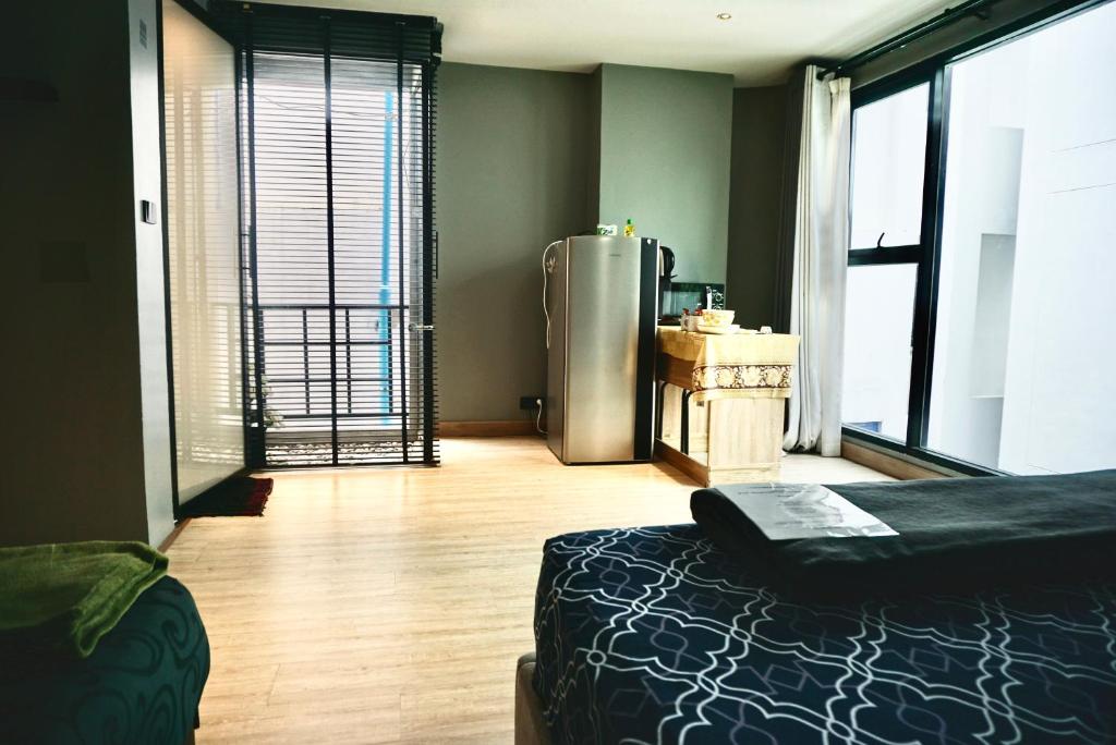 Hash Apartment Silom Soi 3 triple room