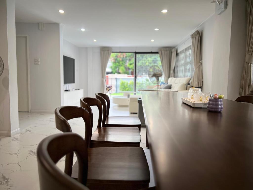Near Airport 2nd room for 2,8K & 3rd for 1,8K & 4th only 300B INBOX! Near Airport 2nd room for 2,8K & 3rd for 1,8K & 4th only 300B INBOX!
