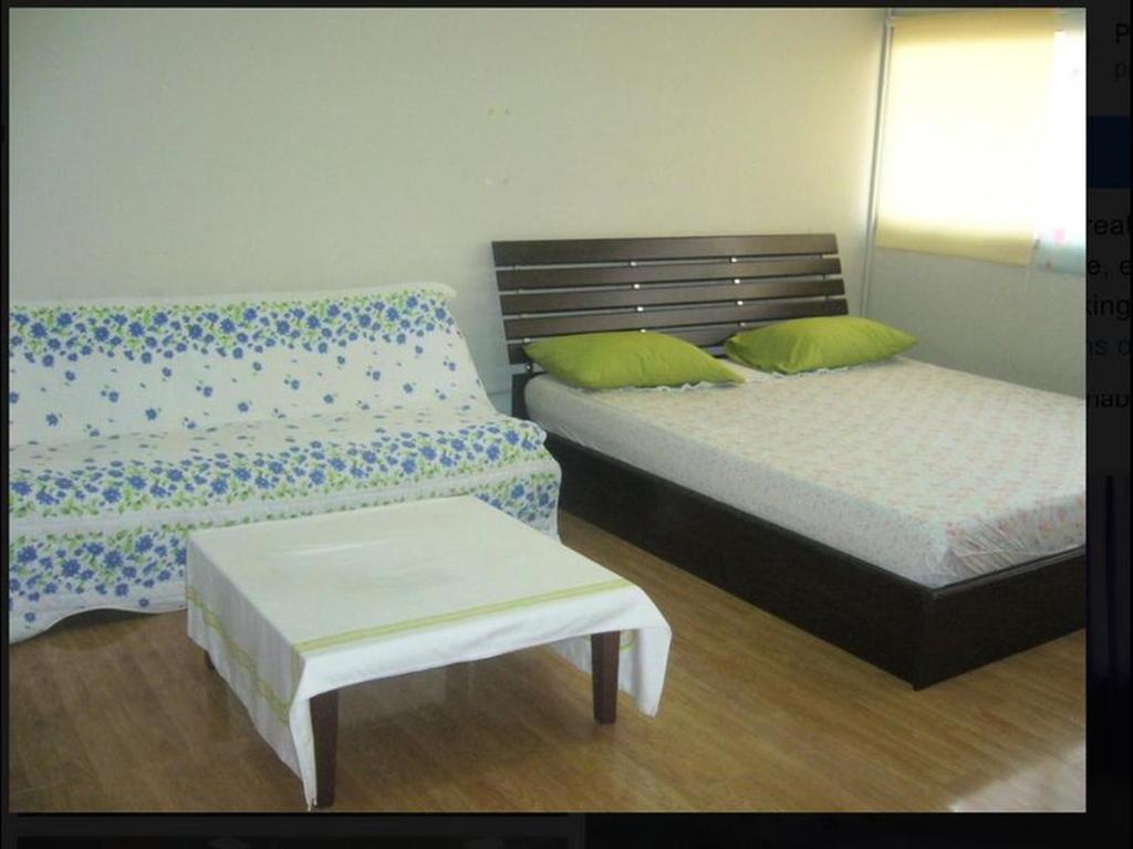 T8 Guest House Don Mueang Challenger triple room T8 Guest House Don Mueang Challenger triple room
