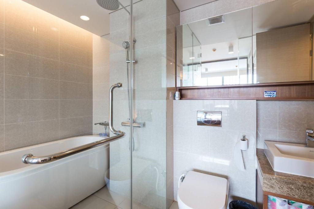 5 stars 1 BR with Bathtub in Bangkok Downtown Near Emquartier Shopping Mall