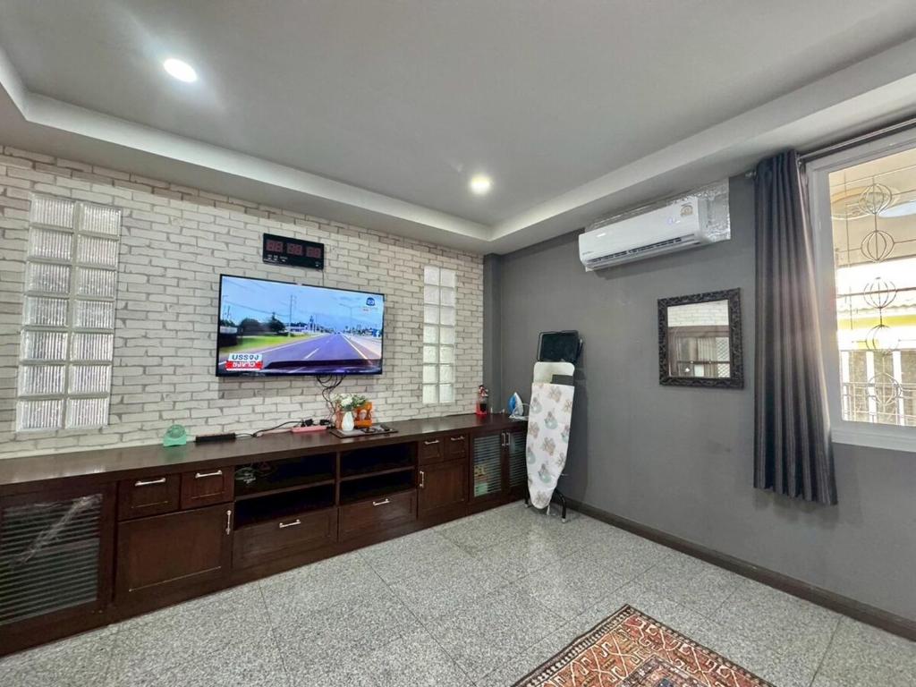 8Pax Spacious Private Home near The Mall Bangkapi 8Pax Spacious Private Home near The Mall Bangkapi