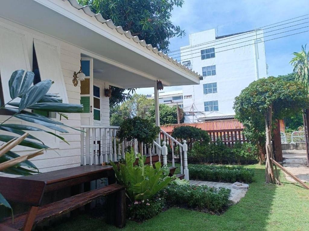 Baan Chay Klong, Canal side Classic Home 2BRs Baan Chay Klong, Canal side Classic Home 2BRs