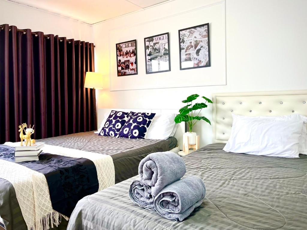 Impact Arena Condo Twin Beds by Goodroom24