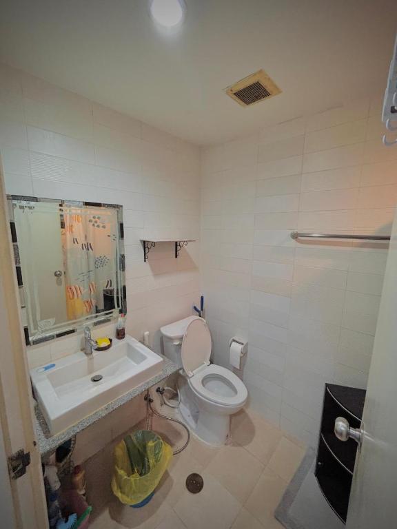 Condo with Pool View & Great Amenities Bangkok Condo with Pool View & Great Amenities Bangkok