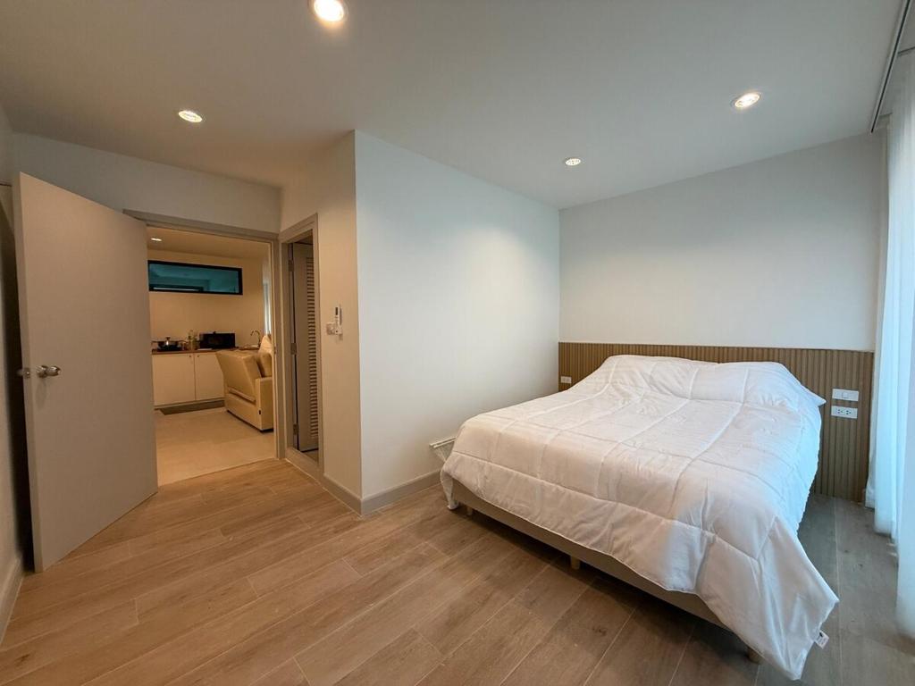 2 Bed & 2 Bath Suite, 4th floor 2 Bed & 2 Bath Suite, 4th floor