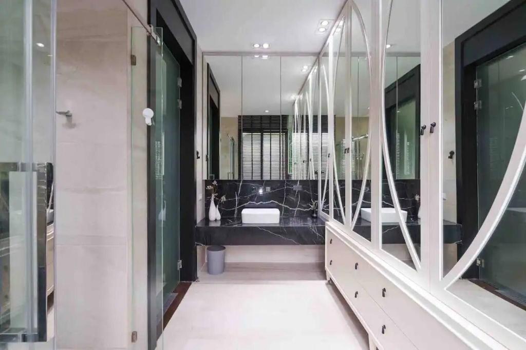 Luxury Modern Pool Jacuzzi Villa 5BR Thonglor Luxury Modern Pool Jacuzzi Villa 5BR Thonglor
